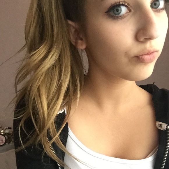 Profile Picture of Bailey Lochowitz (@baileylochowitz) on Poshmark