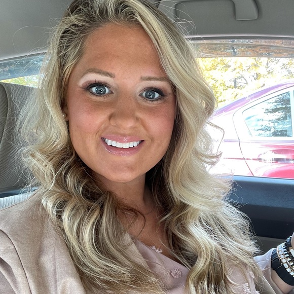 Profile Picture of Amanda Allgood (@allgoodsfashion) on Poshmark