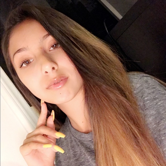 Profile Picture of Renee Valdivia (@xrenee12) on Poshmark