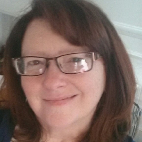 Profile Picture of Donna Hammers (@redposh) on Poshmark