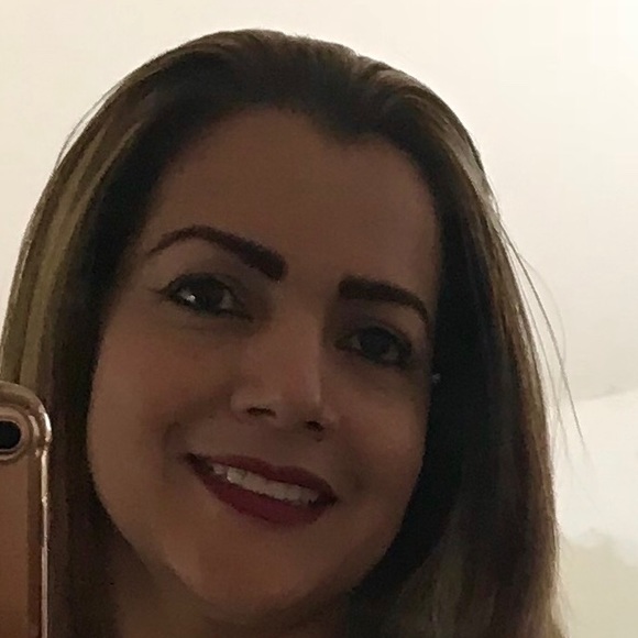 Profile Picture of Elizabeth Espinel (@e_espinel) on Poshmark