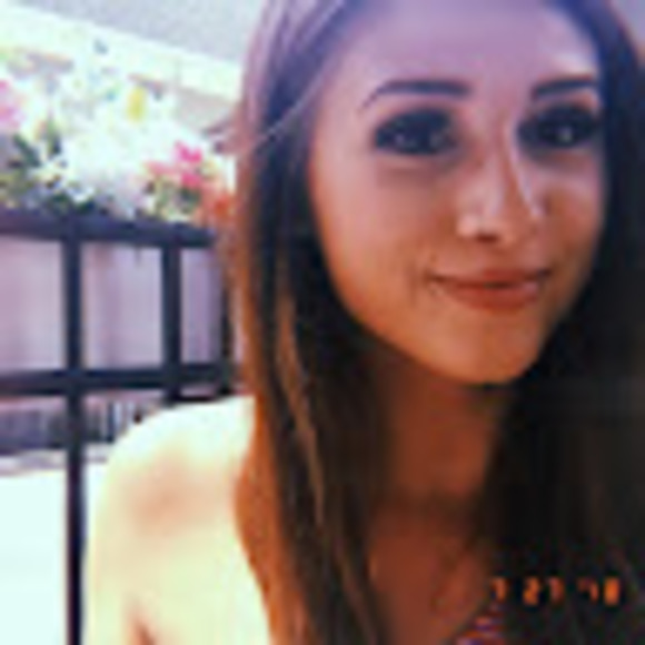 Profile Picture of Taylor Zebrauskas (@taylorlhorning) on Poshmark