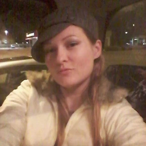 Profile Picture of Stephanie Hapner (@stephaniehapner) on Poshmark