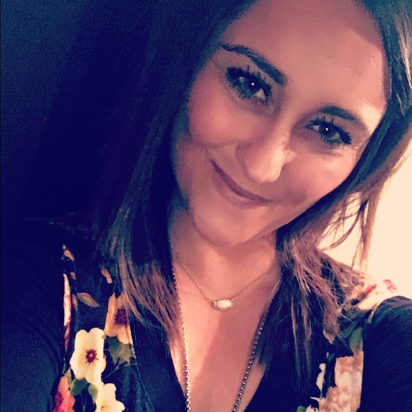 Profile Picture of Erin Lamunyon (@erinlamunyon) on Poshmark