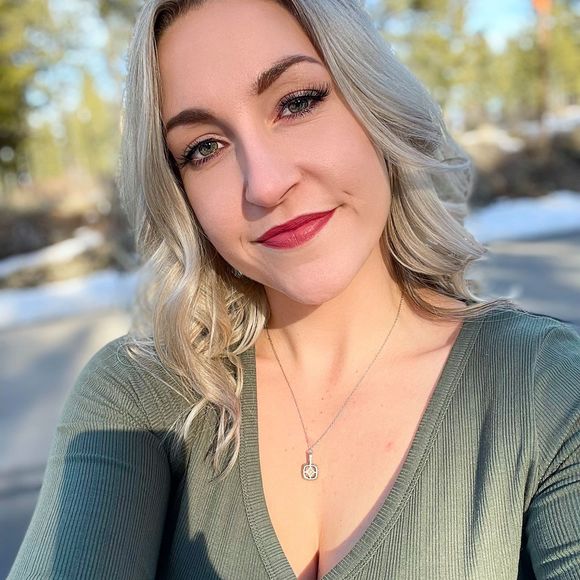 Profile Picture of Sarah Riesinger (@sarahriesinger) on Poshmark