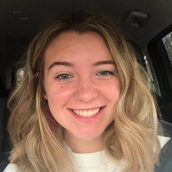 Profile Picture of Alyssa Hobson (@alyssahobson) on Poshmark