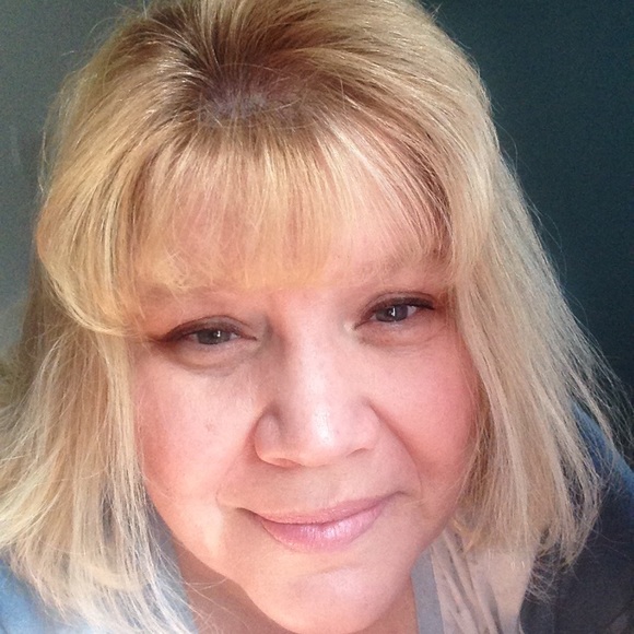 Profile Picture of Tonya Breadon (@tbreadon4870) on Poshmark