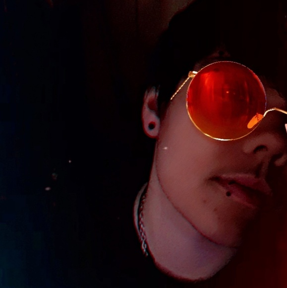 Profile Picture of Grey Robin (@greyrobin) on Poshmark