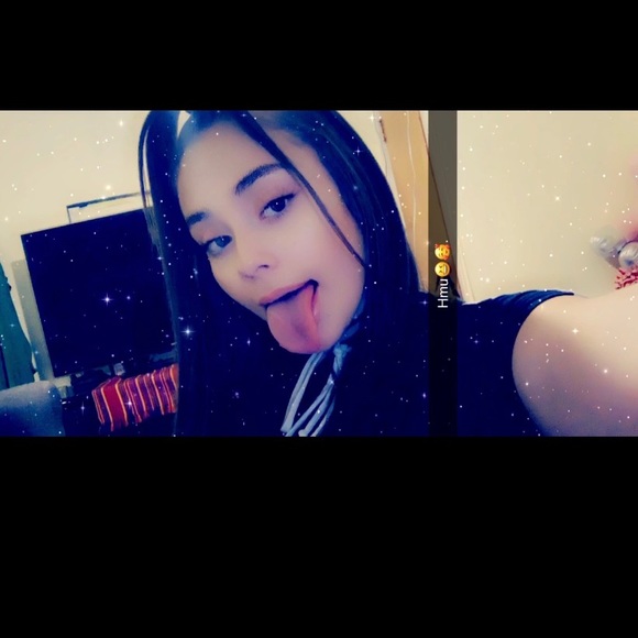 Profile Picture of Danielle Zitzer (@eyezlowdani) on Poshmark