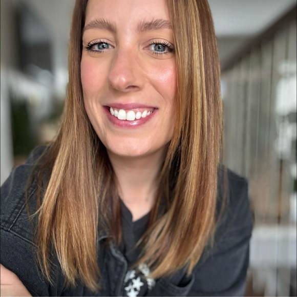 Profile Picture of Myriam Neveu (@myriam_neveu) on Poshmark