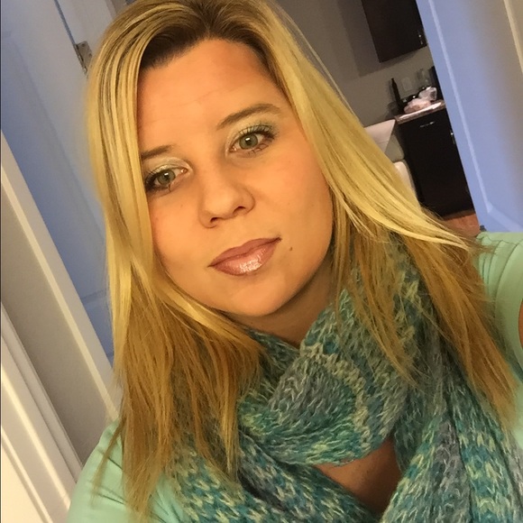 Profile Picture of Tina Veltri (@tinaveltri) on Poshmark
