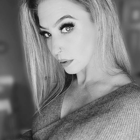 Profile Picture of Lindsey Ganter (@no_limit_lashes) on Poshmark
