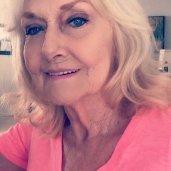 Profile Picture of Janet Blackburn (@jblackburn043) on Poshmark