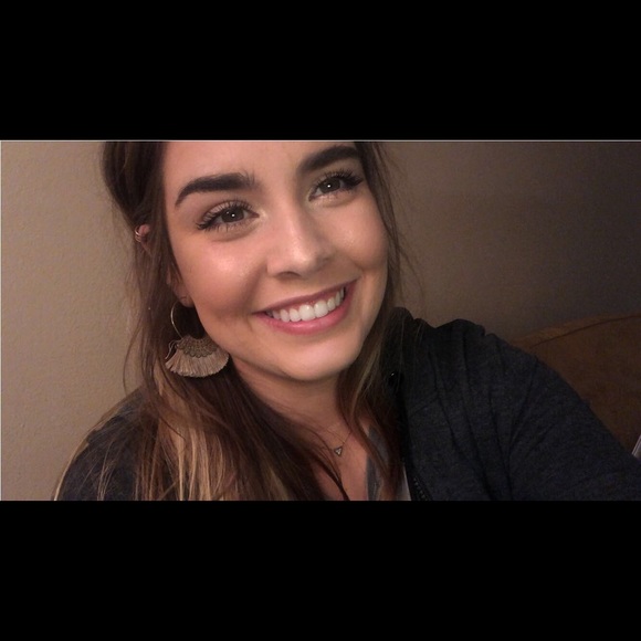 Profile Picture of Maddie Alello (@maddie_alello) on Poshmark