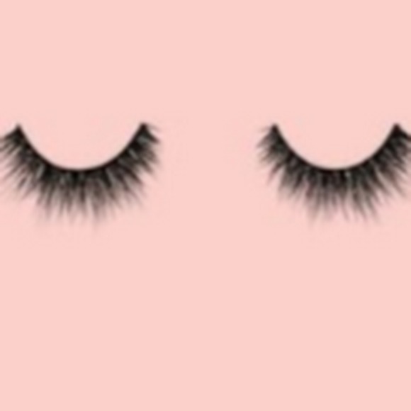 Profile Picture of Nguyet-anh Vu (@fancyanna22) on Poshmark