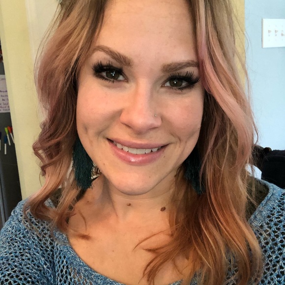 Profile Picture of Joyelle Wright (@joyelleelaine) on Poshmark