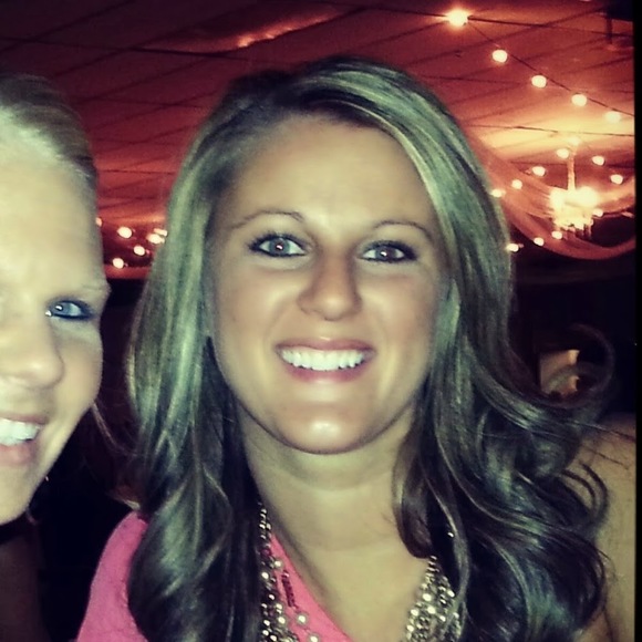 Profile Picture of Jill Helfrich (@jillhelfrich) on Poshmark