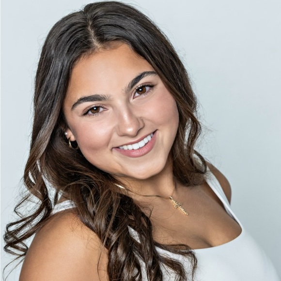 Profile Picture of Annalisa Dilegge (@annalisadilegge) on Poshmark