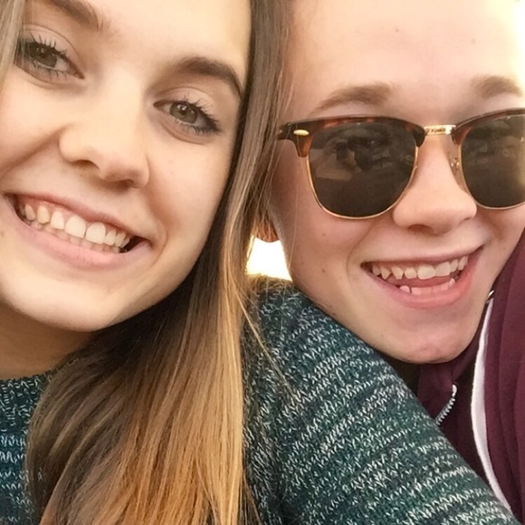 Profile Picture of Leanne Lindahl (@leannelindahl) on Poshmark