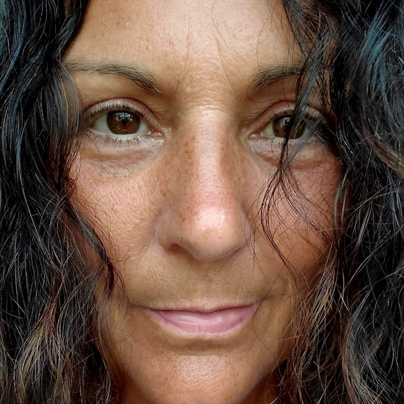 Profile Picture of Carrie Glaves (@glavesfamily) on Poshmark