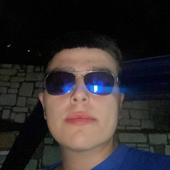 Profile Picture of Julian Rangel (@julianrangel) on Poshmark