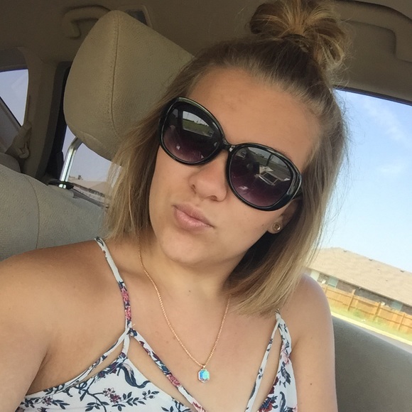 Profile Picture of Hannah Holcomb (@hannahworman2) on Poshmark
