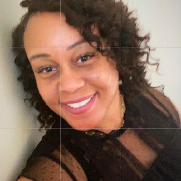 Profile Picture of Kellie Laloo (@kellielaloo) on Poshmark