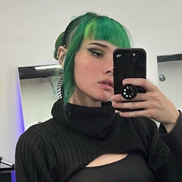 Profile Picture of Zoe Schriver (@zoeschriver) on Poshmark