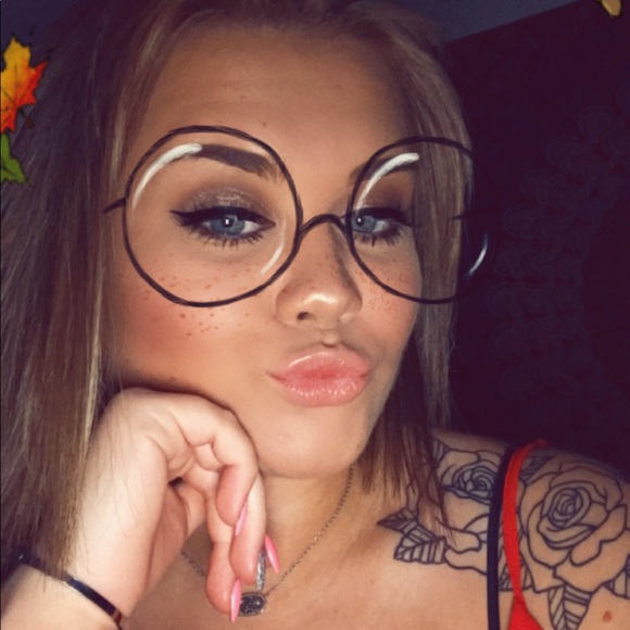 Profile Picture of Nicoletta Misiolek (@nicolemisiolek) on Poshmark