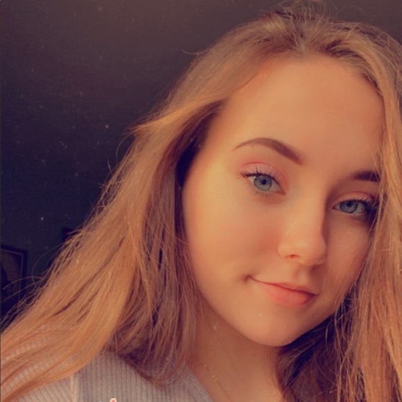 Profile Picture of Jillian Adkins (@jillian_adkins) on Poshmark