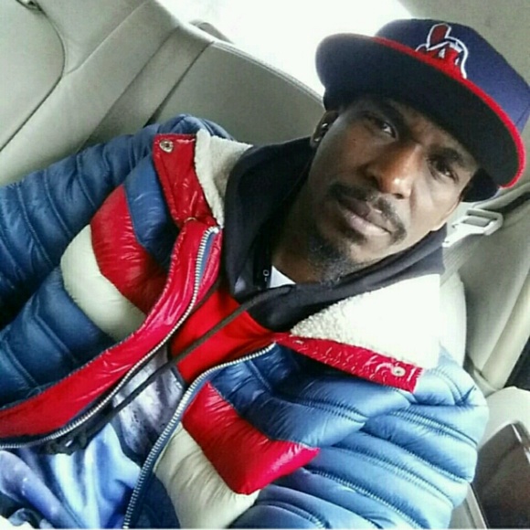 Profile Picture of Damien Andrews (@frank_slim) on Poshmark