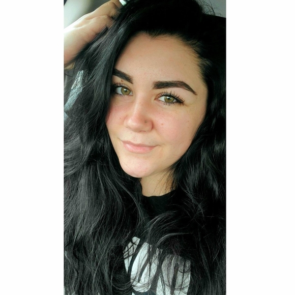 Profile Picture of Cheyenne Leingang (@c_leingang) on Poshmark