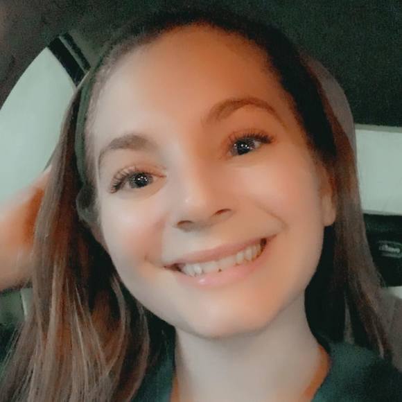 Profile Picture of Alayna Maschmeyer (@maschmeyer) on Poshmark