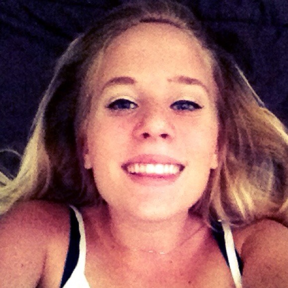 Profile Picture of Hayley Andrews (@hayleyandreews) on Poshmark