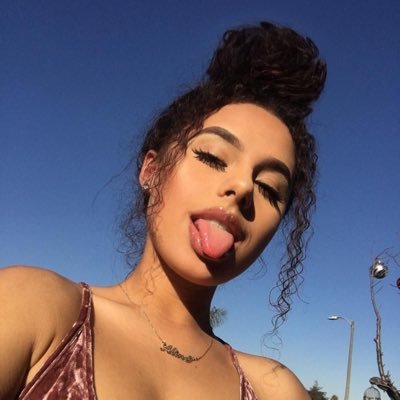 Profile Picture of Shirley Dylan (@ShirleyDylan2) on Twitter