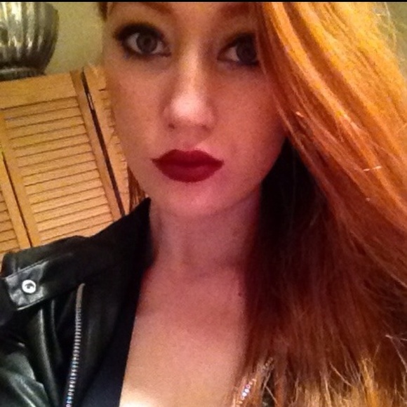 Profile Picture of Danielle Hennessey (@dmh110494) on Poshmark