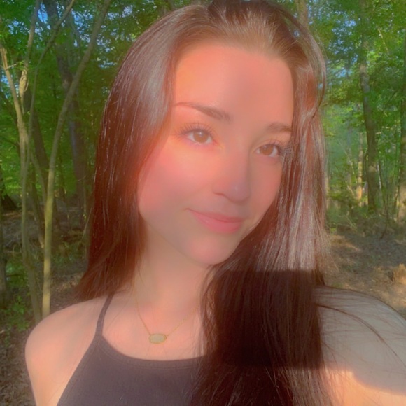 Profile Picture of Taylor Needham (@needhamt18) on Poshmark