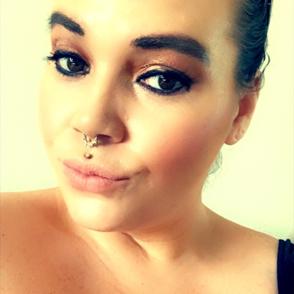 Profile Picture of Amber Wagoner (@writermommy2) on Poshmark