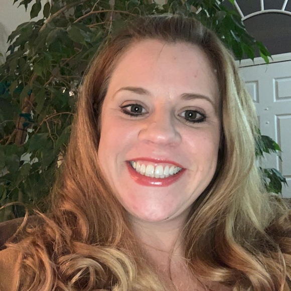 Profile Picture of Lindsay Jewell (@ljewell7980) on Poshmark