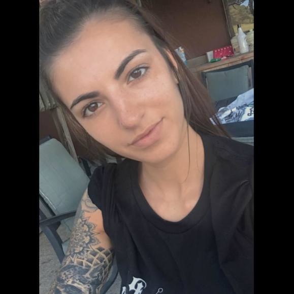 Profile Picture of Brooke elizabeth Boesch (@brookeboesch) on Poshmark