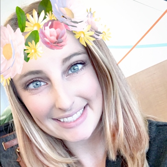 Profile Picture of Jeanette Pigue (@dimples_gal) on Poshmark