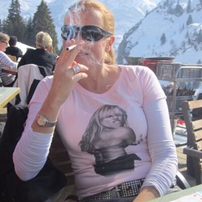 Profile Picture of Linda Dobson (@pinkfluffyworl) on Twitter