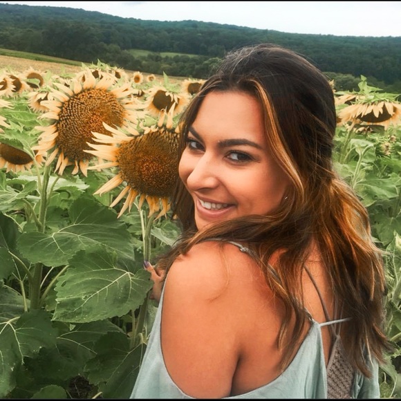 Profile Picture of Julianna Rolaf (@juliannarolaf) on Poshmark