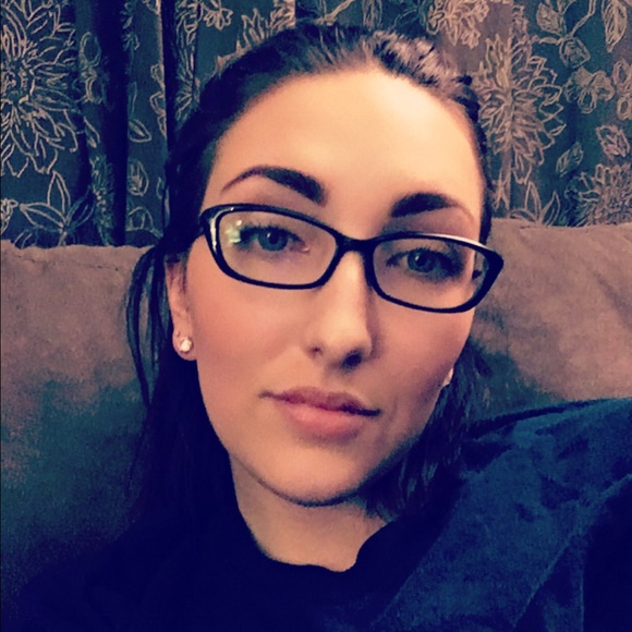 Profile Picture of Elaina Alvarez (@elainaa04) on Poshmark