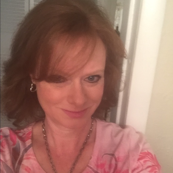 Profile Picture of Sandra Hooper (@graham67) on Poshmark