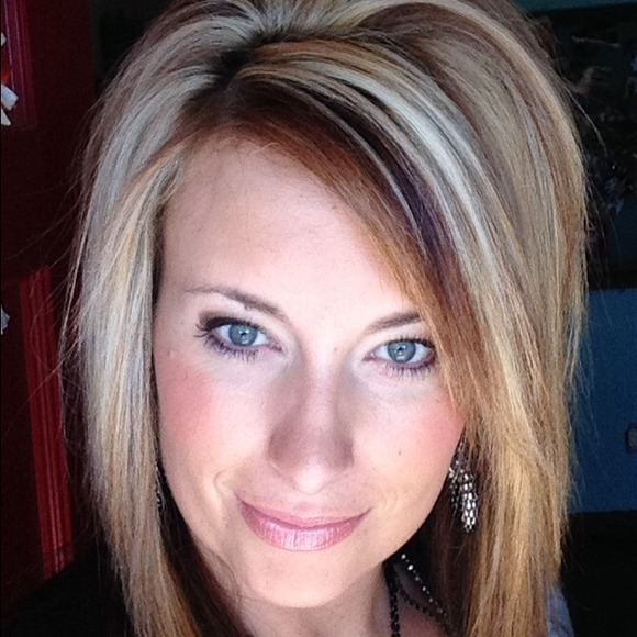 Profile Picture of Chelsey Hacker (@chelsjhacker) on Poshmark