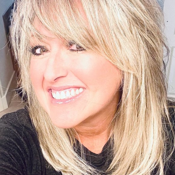Profile Picture of Lara Miller (@mzlaramiller) on Poshmark
