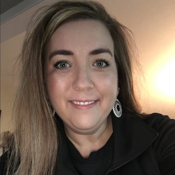 Profile Picture of Amy Parnell (@amyparnell) on Poshmark