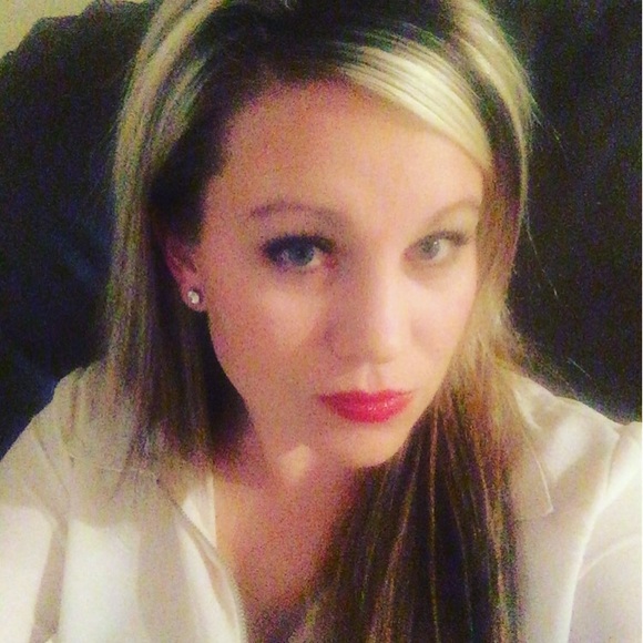 Profile Picture of Samantha Price (@mommyae33) on Poshmark