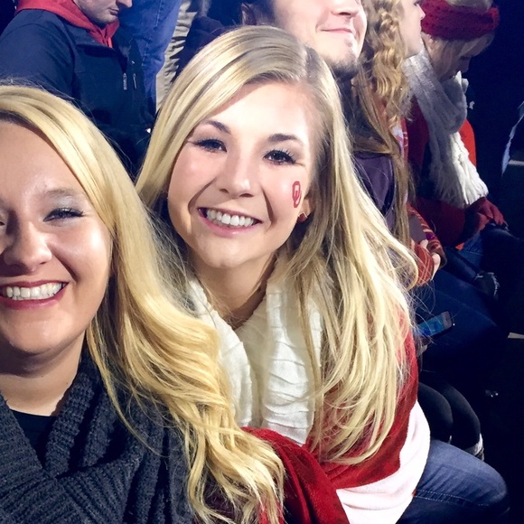 Profile Picture of Caitlin Weaver (@caitlinweaver) on Poshmark